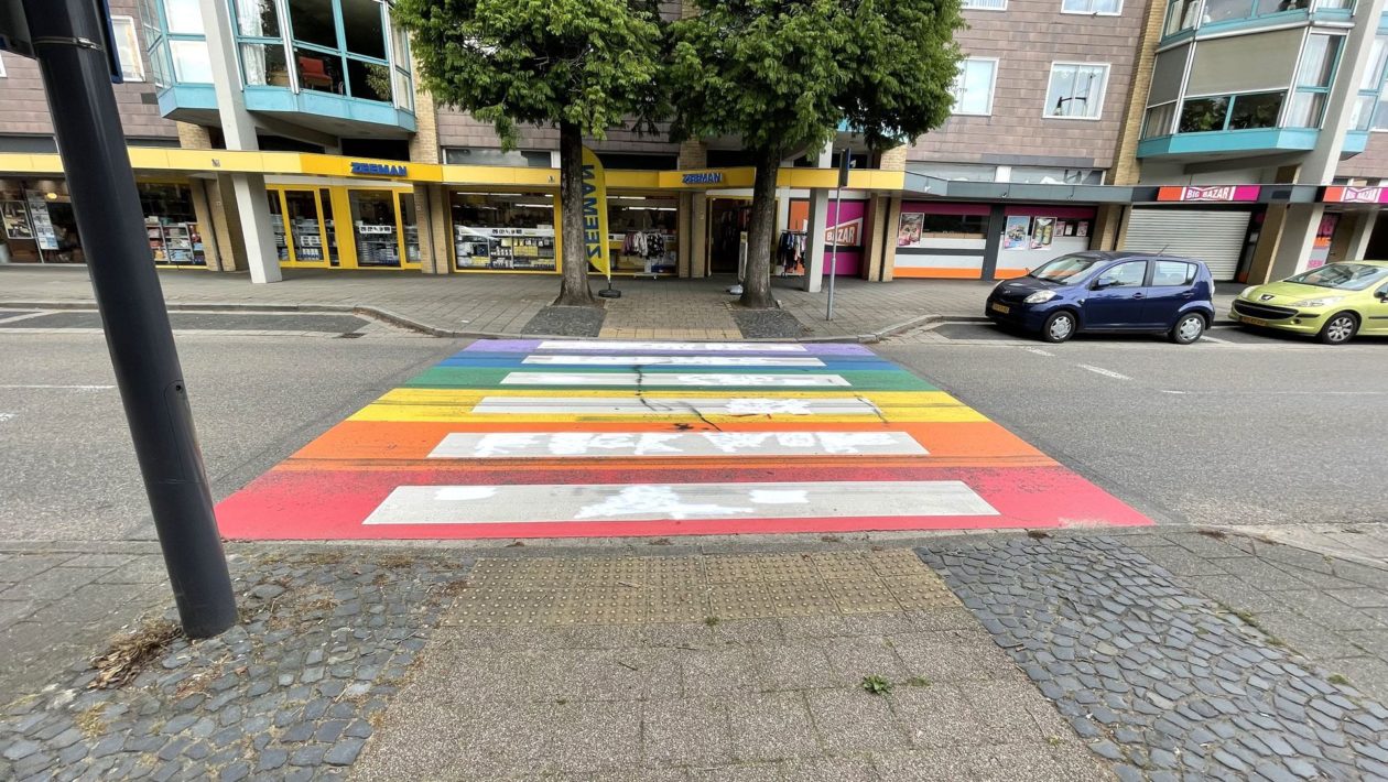 Bekladde regenboogpaden in Dieren weer schoon Foto: Martin Slijper