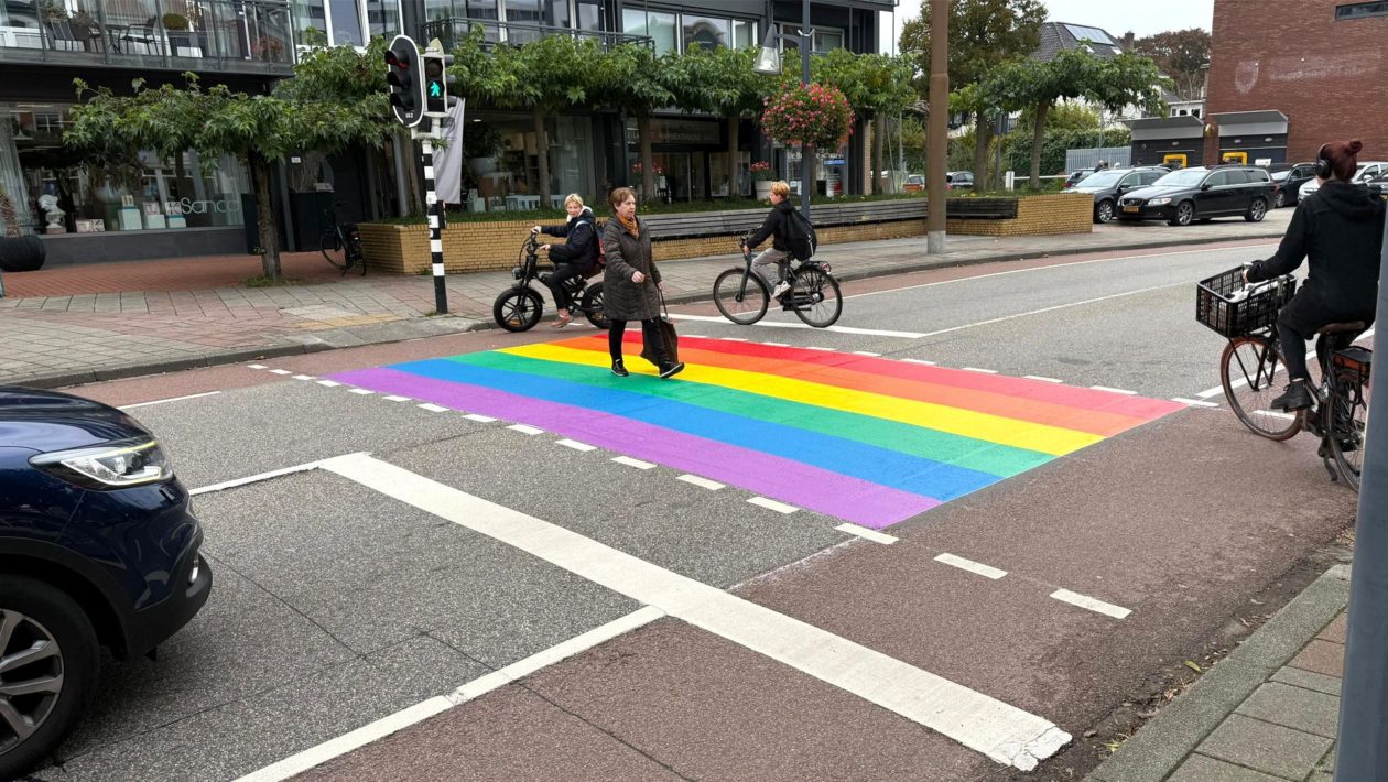 Regenboogpad op de Hoofdstraat Foto: Martin Slijper