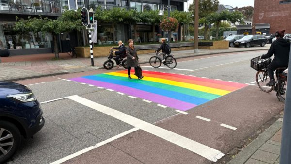 Regenboogpad op de Hoofdstraat Foto: Martin Slijper