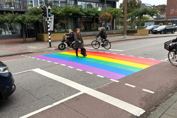 Regenboogpad op de Hoofdstraat Foto: Martin Slijper