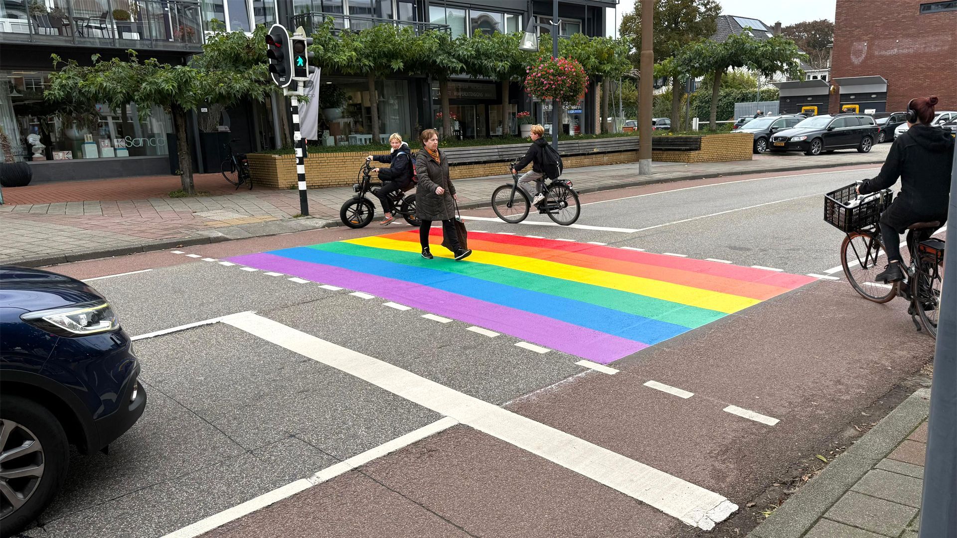 Regenboogkleuren in Velp trekken de aandacht, maar het is geen echt zebrapad [UPDATE]