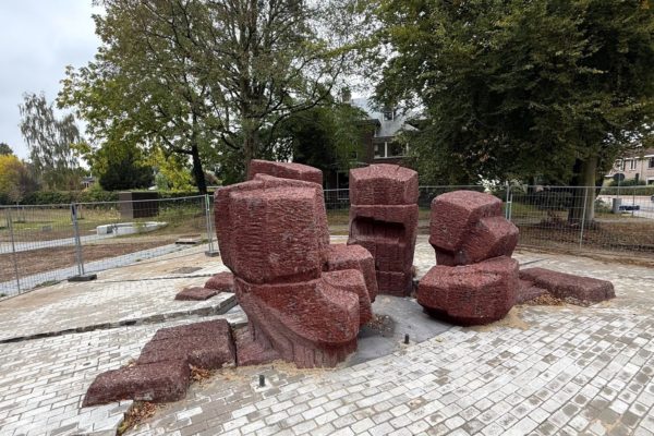 Kunstwerk De Bron met fontein terug bij gemeentehuis in De Steeg Foto: Martin Slijper