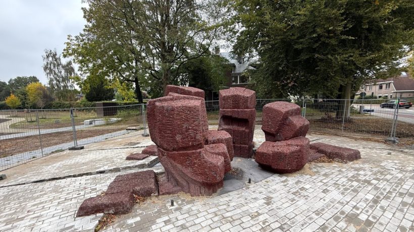 Kunstwerk De Bron met fontein terug bij gemeentehuis in De Steeg Foto: Martin Slijper