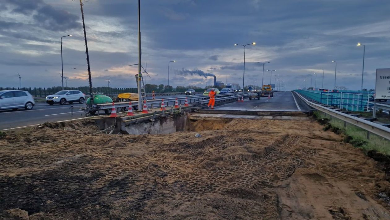 Rijkswaterstaat aan het werk bij het sinkhole. Foto: Rijkswaterstaat