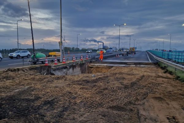 Rijkswaterstaat aan het werk bij het sinkhole. Foto: Rijkswaterstaat