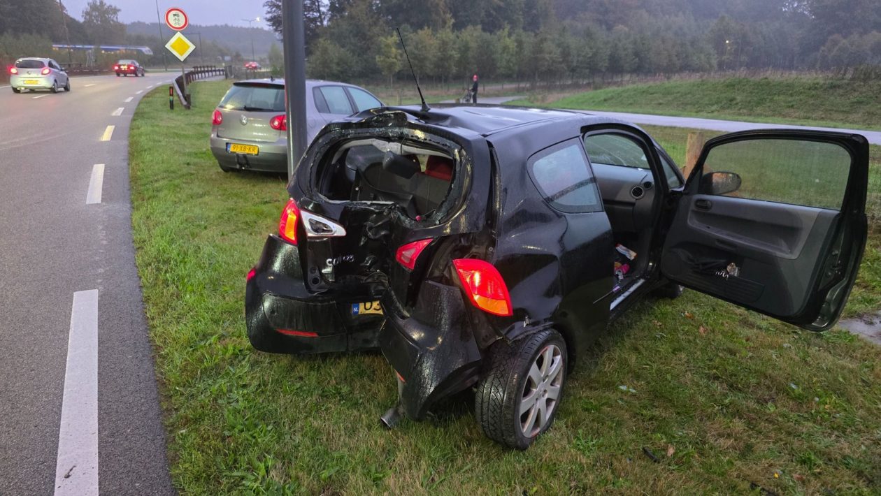 Automobilist botst tegen verkeerslicht op Zutphensestraatweg in Ellecom Foto: Persbureau Heitink