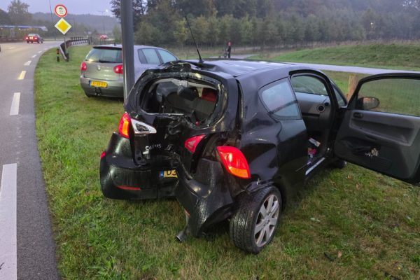Automobilist botst tegen verkeerslicht op Zutphensestraatweg in Ellecom Foto: Persbureau Heitink