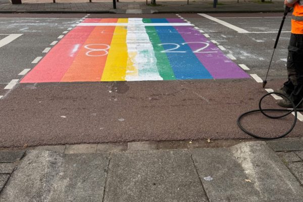 Regenboogzebrapad in Velp al na één dag beklad Foto: Martin Slijper