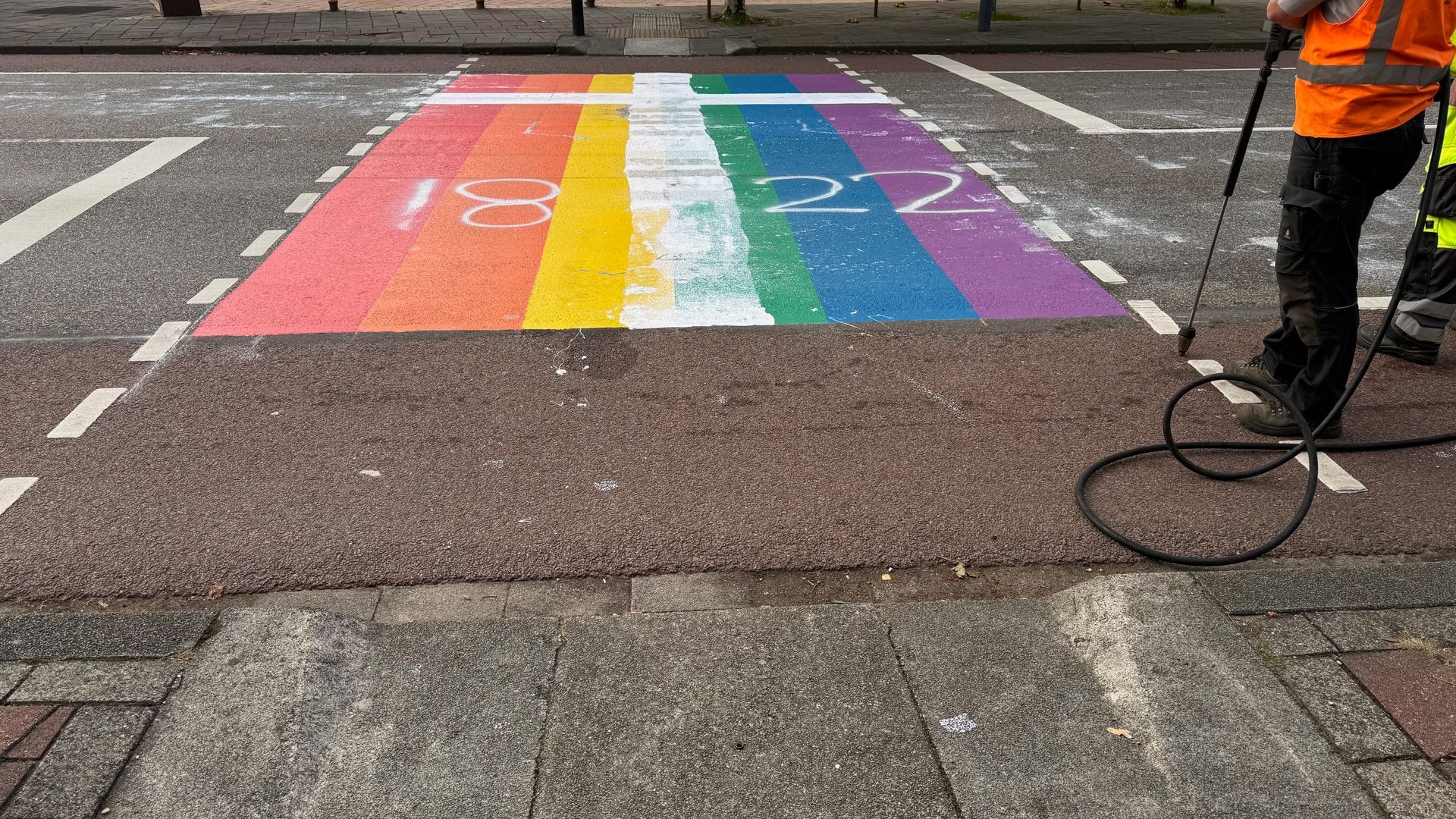 Regenboogzebrapad in Velp al na één dag beklad