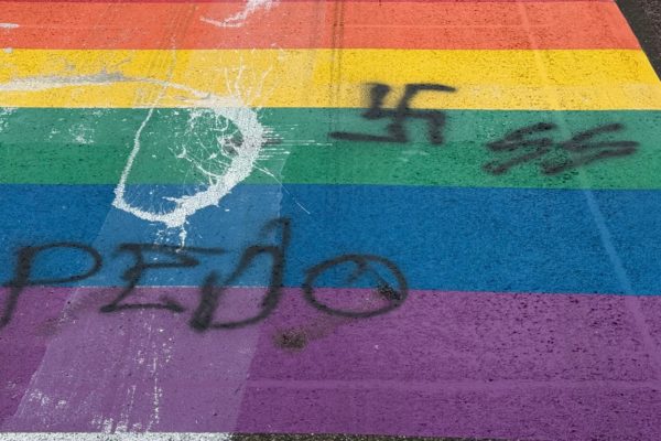 Regenboogpad Velp en muren in Rheden beklad met SS-symbool Foto: Martin Slijper