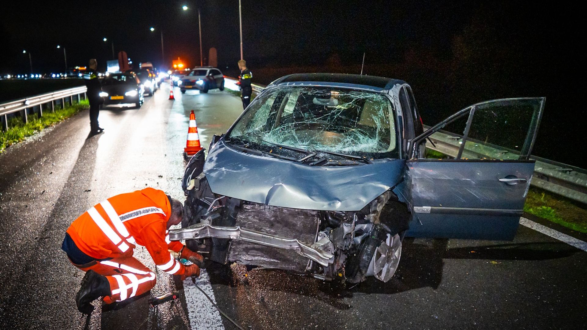 Bestuurster met spoed naar ziekenhuis na crash A348
