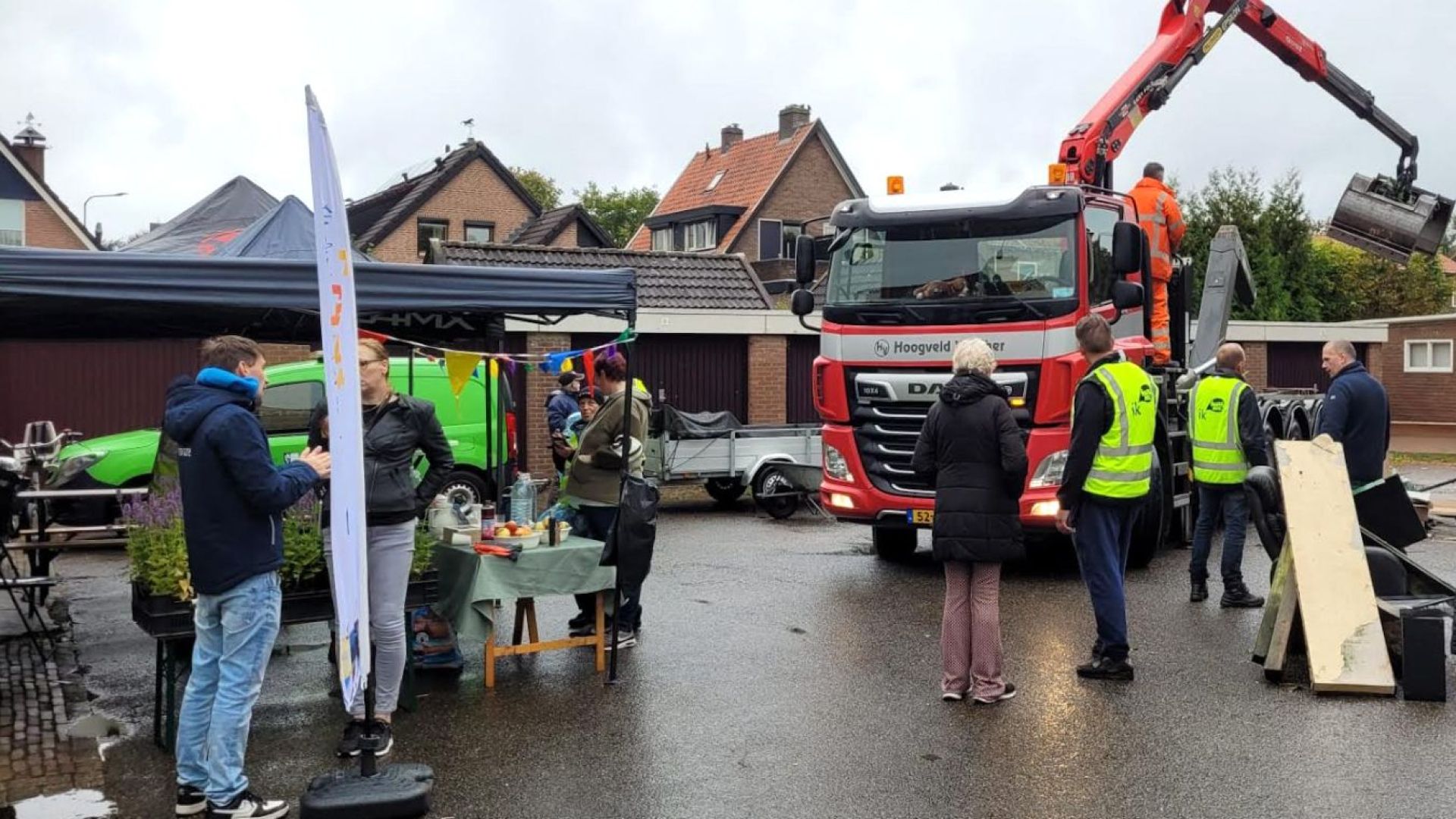 Buurtbewoners laten zich niet tegenhouden door regen tijdens Opfleurdag in Dieren