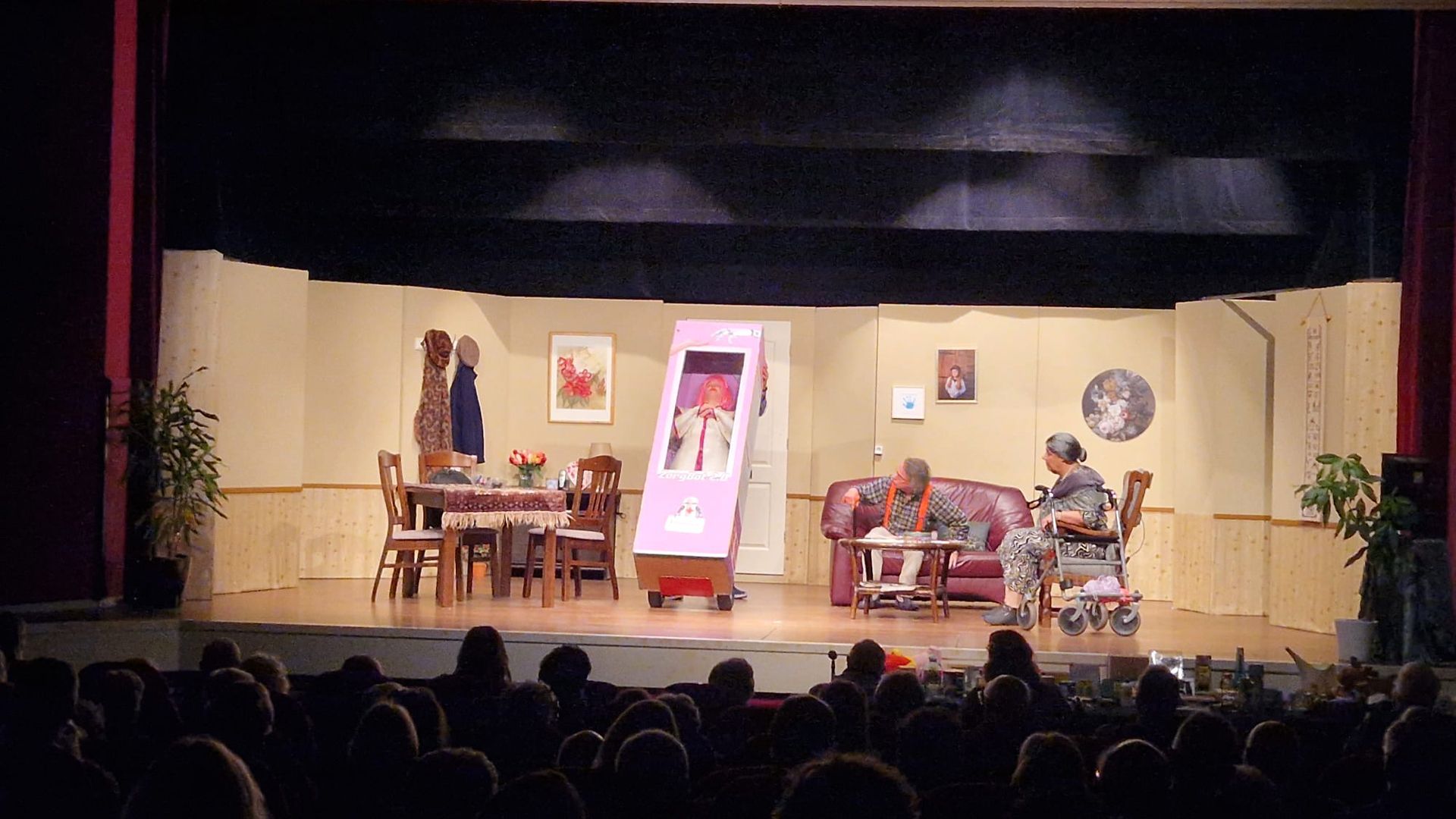 Toneelvereniging Micro speelt klucht ‘Gebak en Oude Taarten’ in Dieren