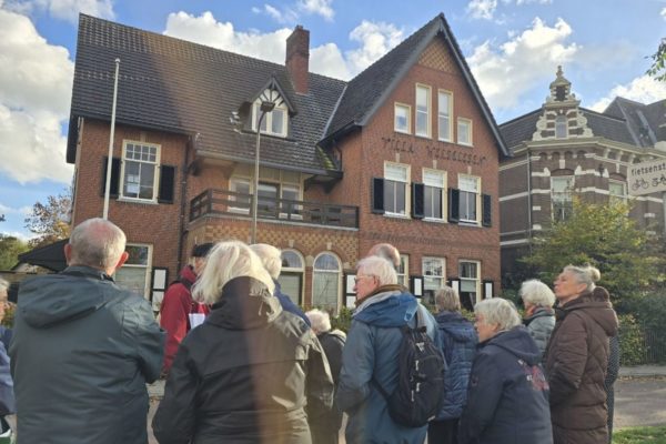 Oudheidkundige Kring Rheden-Rozendaal bij een monumentale villa Foto: Studio Rheden