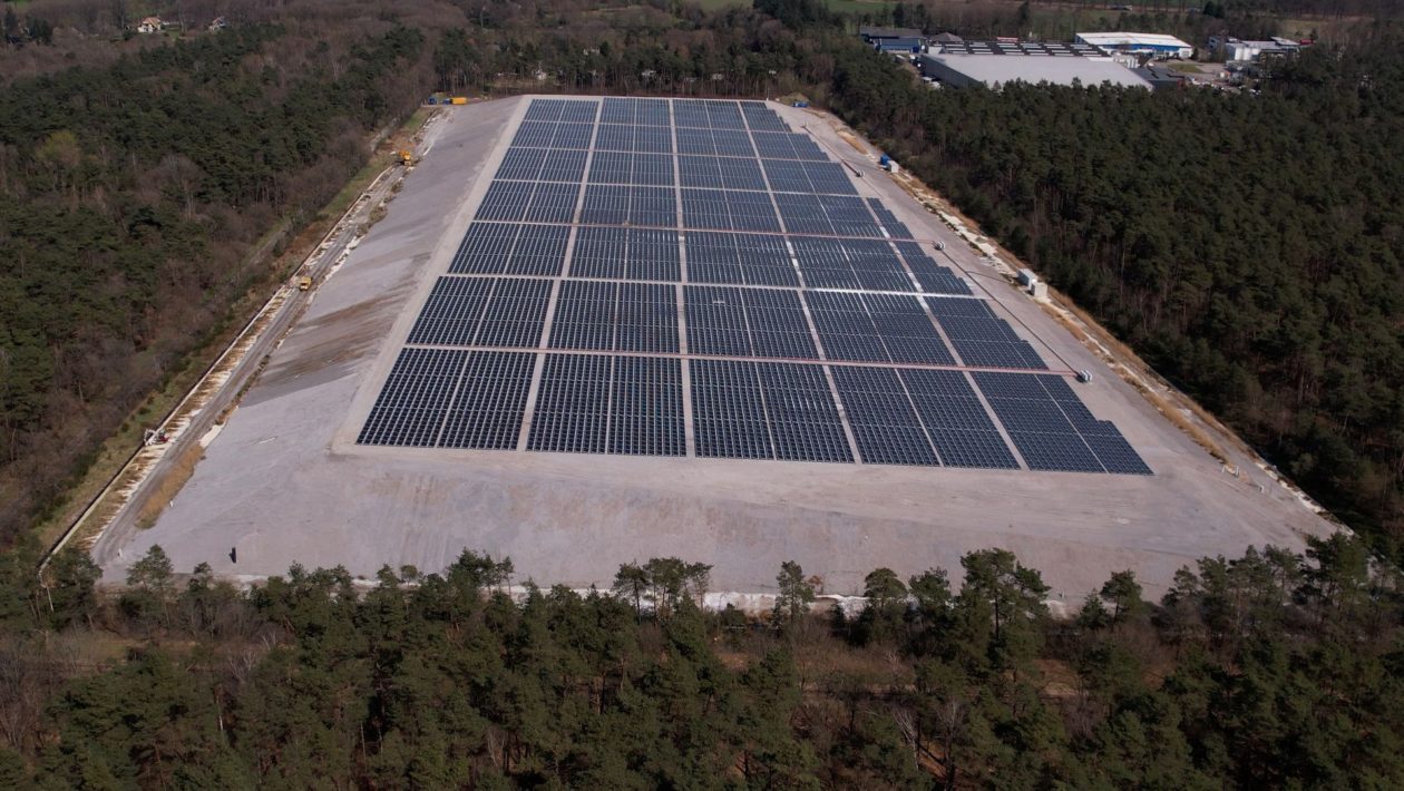 De staalslakken zijn gebruikt als fundering voor een zonnepark. Foto: Omroep Gelderland