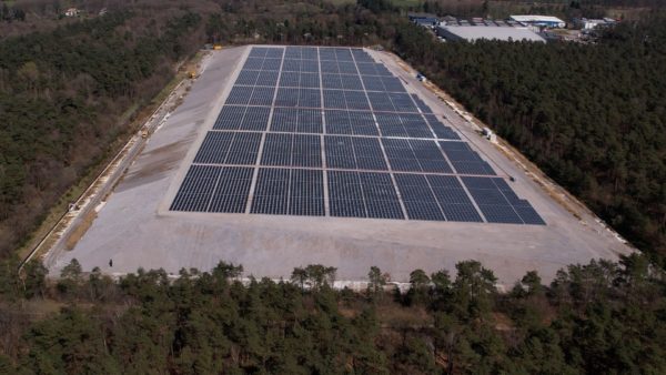 De staalslakken zijn gebruikt als fundering voor een zonnepark. Foto: Omroep Gelderland