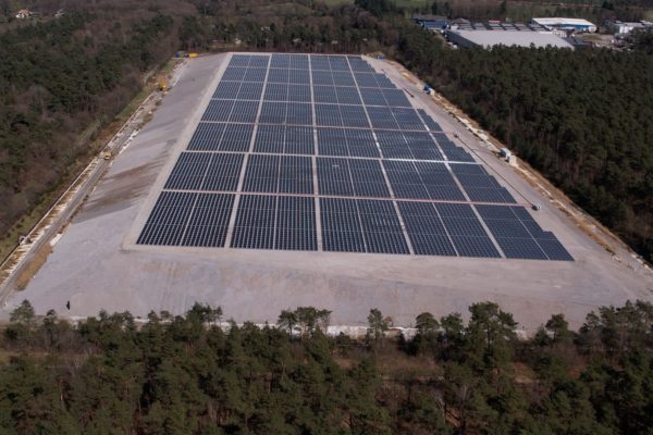 De staalslakken zijn gebruikt als fundering voor een zonnepark. Foto: Omroep Gelderland