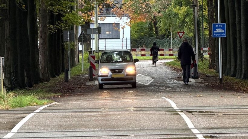 Auto maakt misbruik van Biljoen in Velp Foto: Studio Rheden