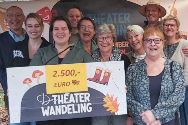 Rotary’s Theaterwandeling schenkt 2500 euro per goed doel Foto: Bert de Lange