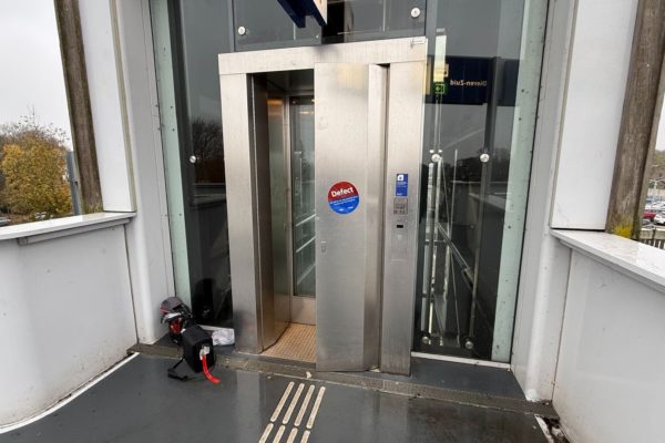 Lift bij station Dieren brengt reizigers weer naar het perron Foto: Martin Slijper