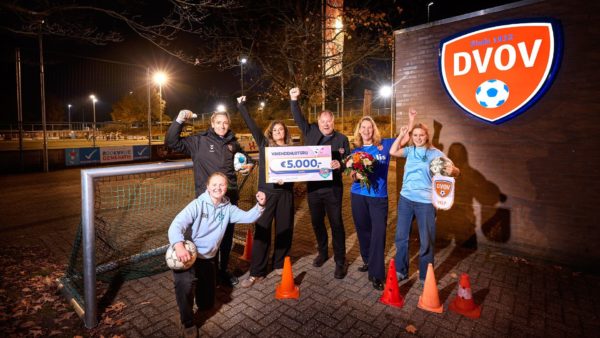 VV Pinkenberg krijgt 5.000 euro van VriendenLoterij voor damesteams Foto: VV Pinkenberg