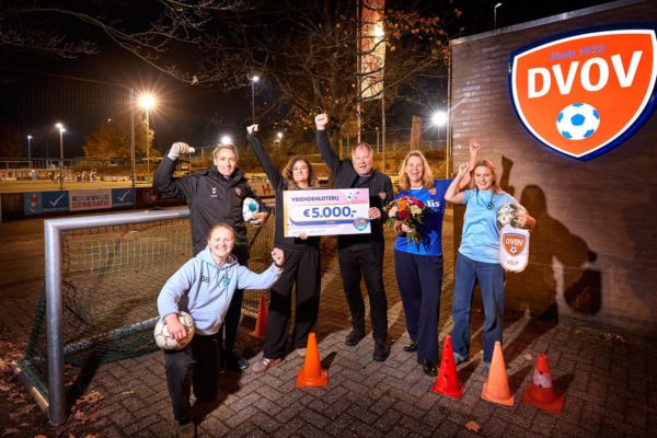 VV Pinkenberg krijgt 5.000 euro van VriendenLoterij voor damesteams Foto: VV Pinkenberg