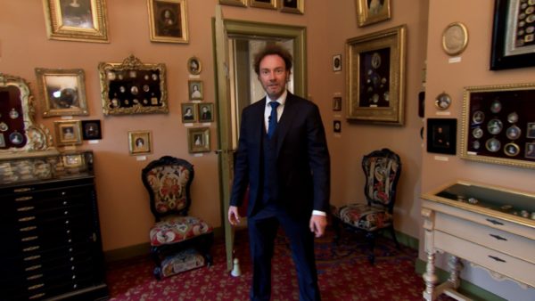 De geborduurde stoelen van Anna Paulowna in de Koninklijke Verzamelingen Foto: Omroep Gelderland