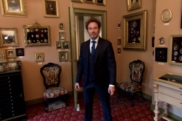 De geborduurde stoelen van Anna Paulowna in de Koninklijke Verzamelingen Foto: Omroep Gelderland