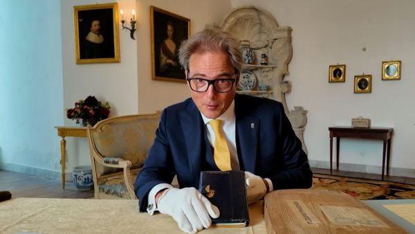 Ridder Bas met het reisverslag van Hugh Hope baron van Pallandt Foto: Omroep Gelderland