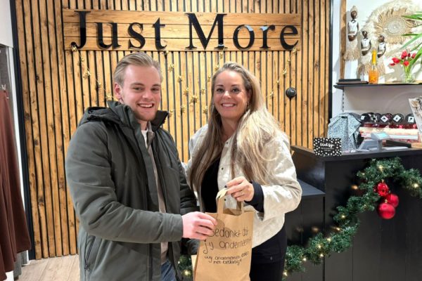 VVD bij Just More fashion&Shoes aan het Callunaplein in Dieren Foto: VVD Rheden