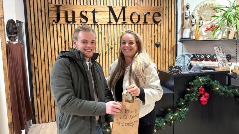 VVD bij Just More fashion&Shoes aan het Callunaplein in Dieren Foto: VVD Rheden