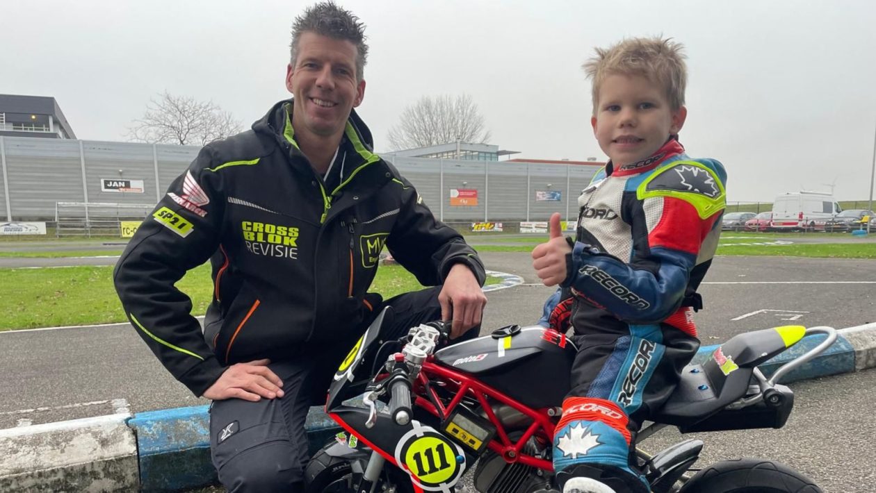 Mike traint elke week bij EVMC met zijn zoontje Mason Foto: Omroep Gelderland