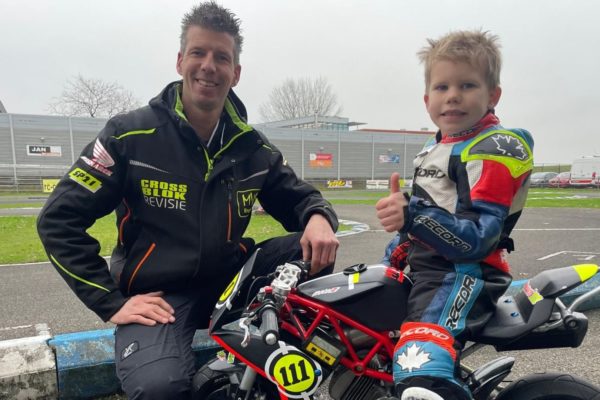 Mike traint elke week bij EVMC met zijn zoontje Mason Foto: Omroep Gelderland