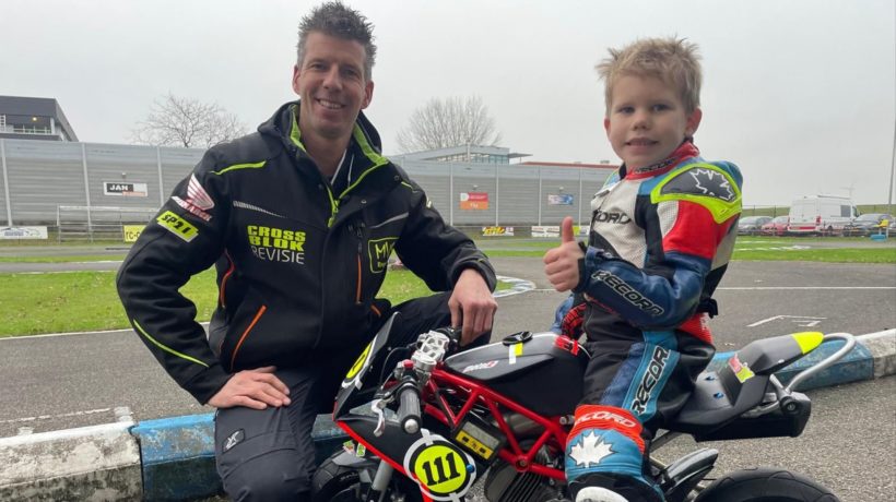 Mike traint elke week bij EVMC met zijn zoontje Mason Foto: Omroep Gelderland
