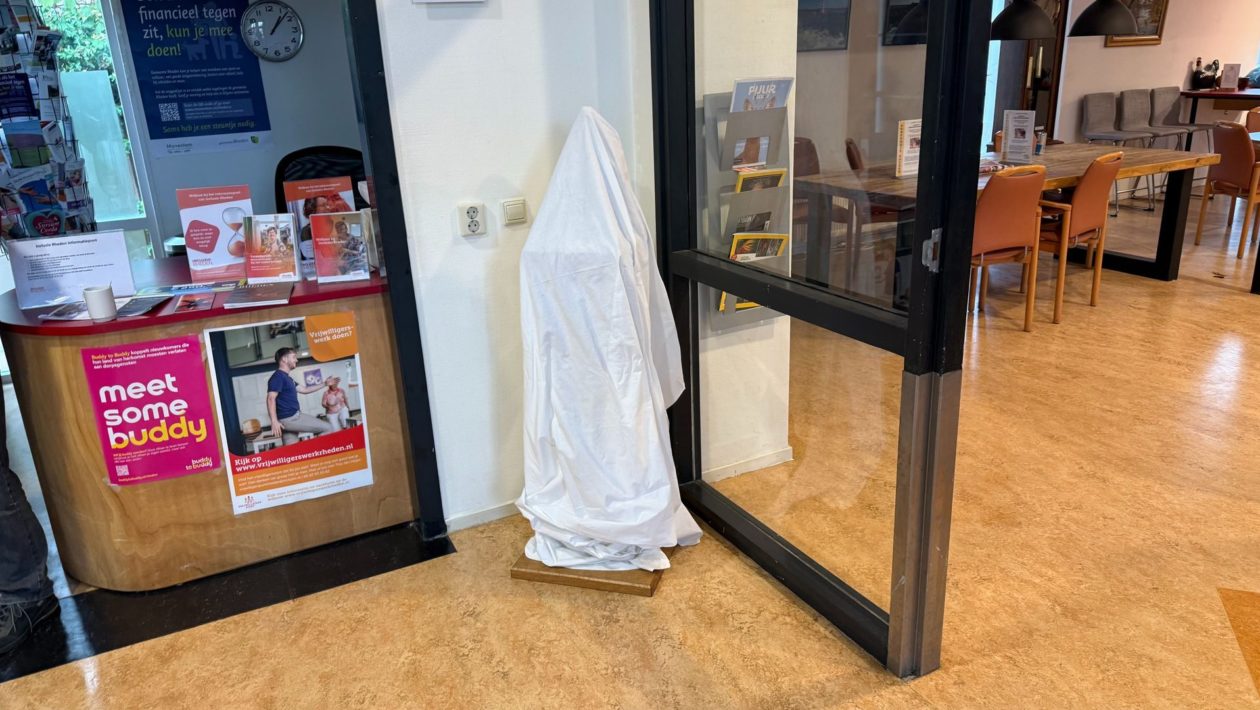 Bronzen beeldje van Ome Jan krijgt na jaren zwerven eindelijk vaste plek Foto: Martin Slijper