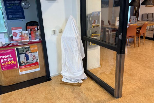 Bronzen beeldje van Ome Jan krijgt na jaren zwerven eindelijk vaste plek Foto: Martin Slijper