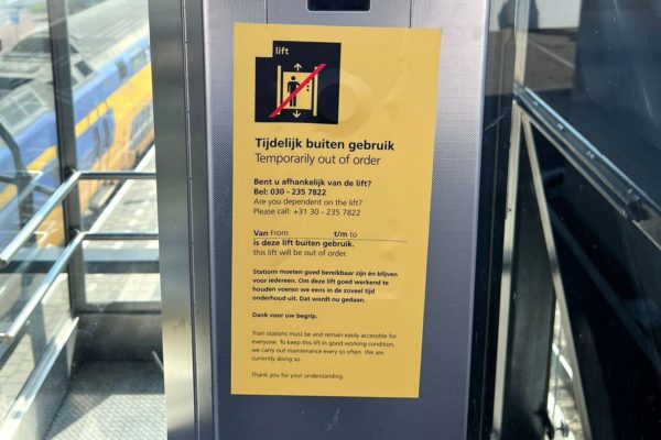 Lift station Dieren alweer stuk: reizigers staan vast Foto: Martin Slijper