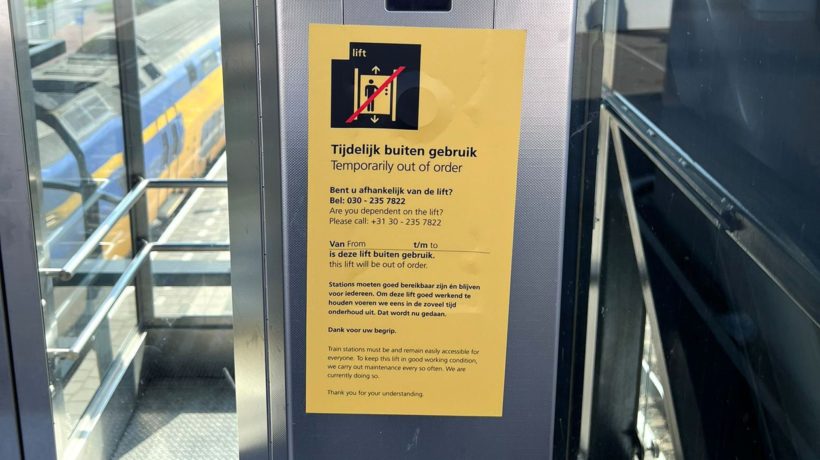Lift station Dieren alweer stuk: reizigers staan vast Foto: Martin Slijper