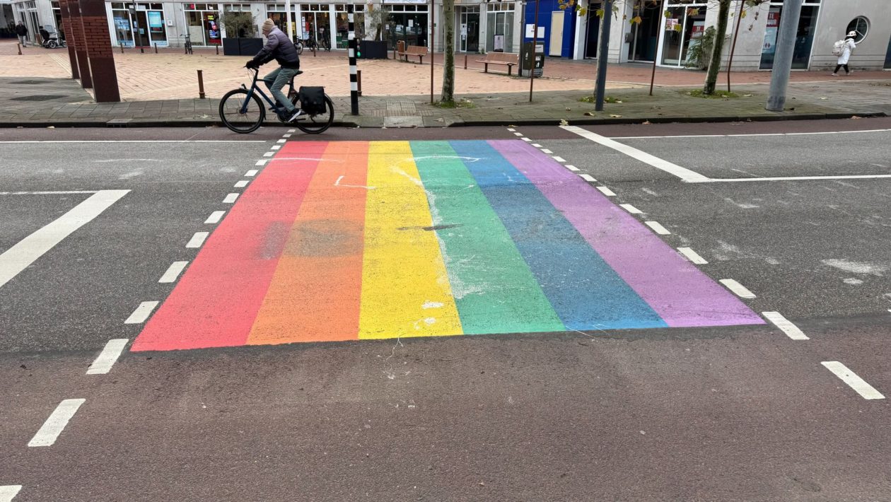 Regenboogpad Velp na ruim zes weken opnieuw schoongemaakt Foto: Martin Slijper