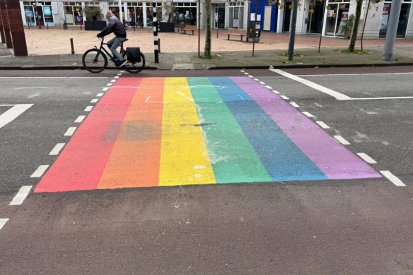 Regenboogpad Velp na ruim zes weken opnieuw schoongemaakt Foto: Martin Slijper