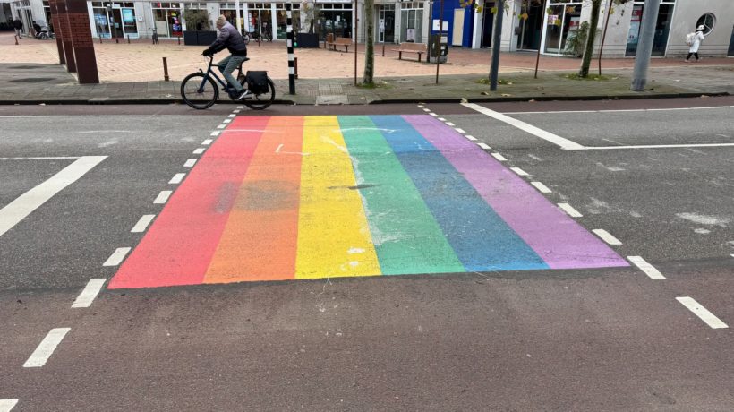 Regenboogpad Velp na ruim zes weken opnieuw schoongemaakt Foto: Martin Slijper
