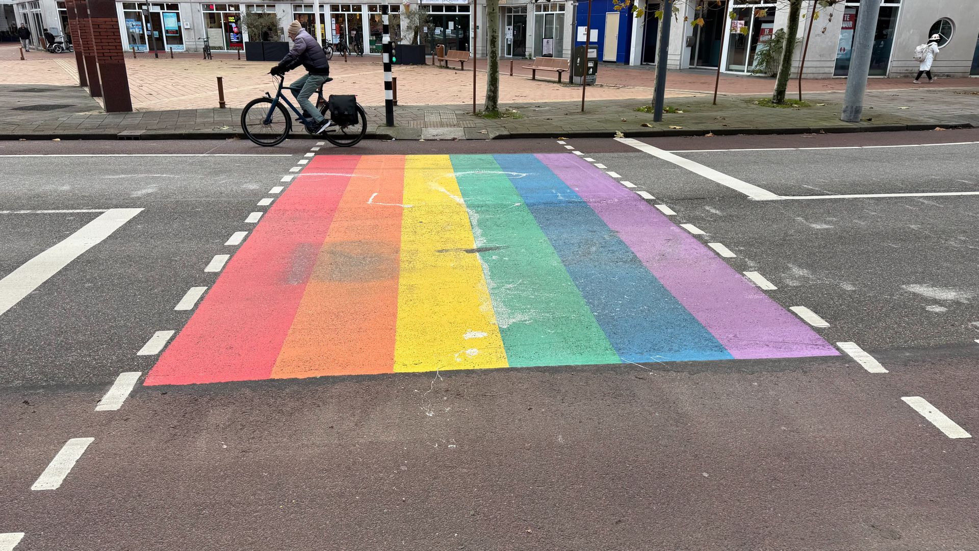 Regenboogpad Velp na ruim zes weken opnieuw schoongemaakt