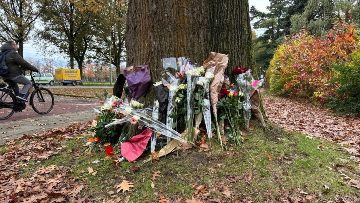 Bloemen bij de plek van het ongeval. Foto: Omroep Gelderland