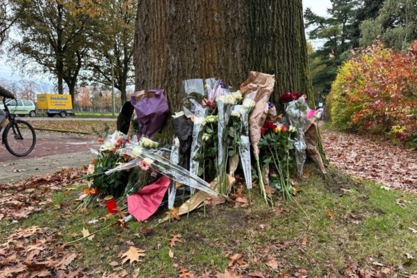 Bloemen bij de plek van het ongeval. Foto: Omroep Gelderland