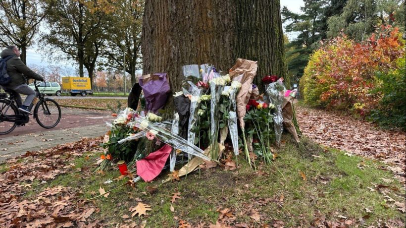Bloemen bij de plek van het ongeval. Foto: Omroep Gelderland