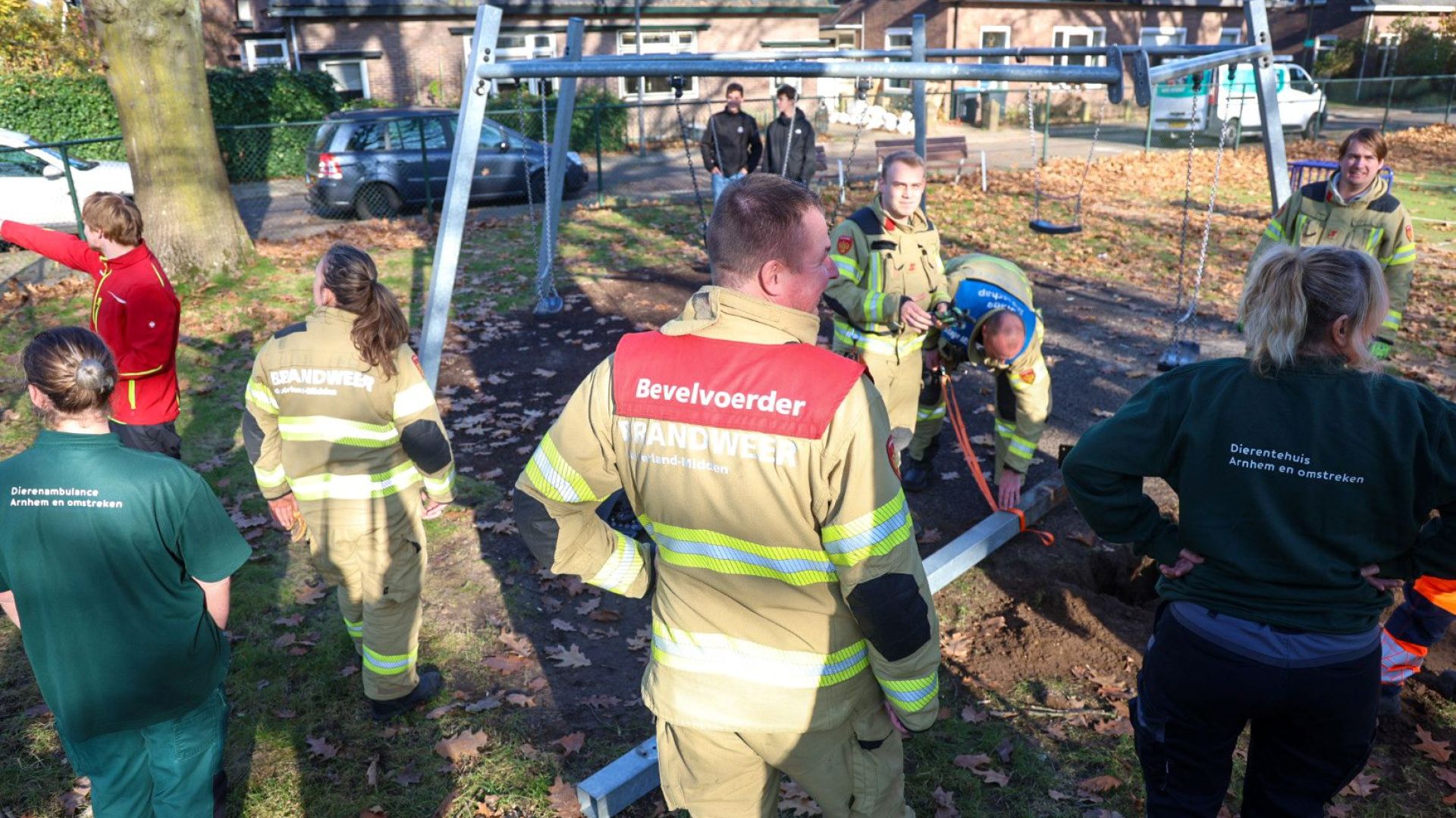 Brandweer redt vastzittende vogel uit speeltoestel in Velp