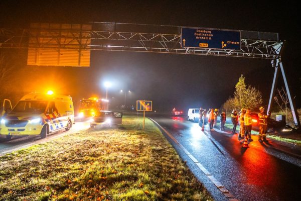 Auto slaat over de kop op de N348