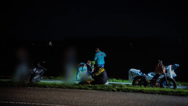 Ambulancepersoneel verzorgt een gewonde. Foto: Persbureau Heitink