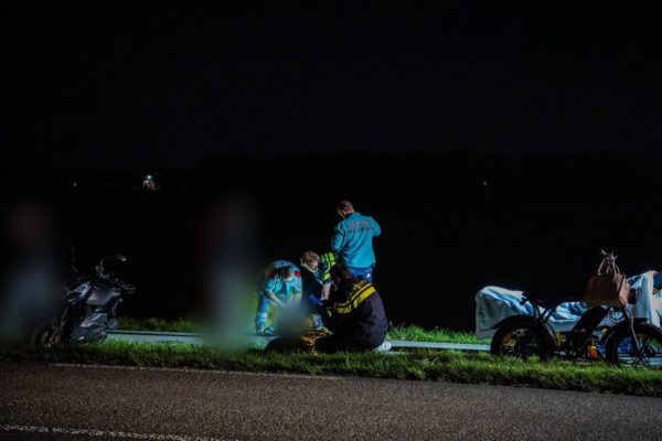 Ambulancepersoneel verzorgt een gewonde. Foto: Persbureau Heitink
