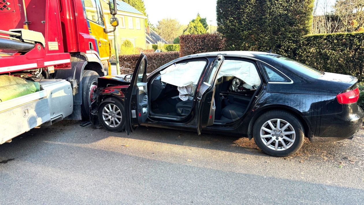 Audi rijdt met volle snelheid tegen stilstaande vrachtwagen Foto: Studio Rheden